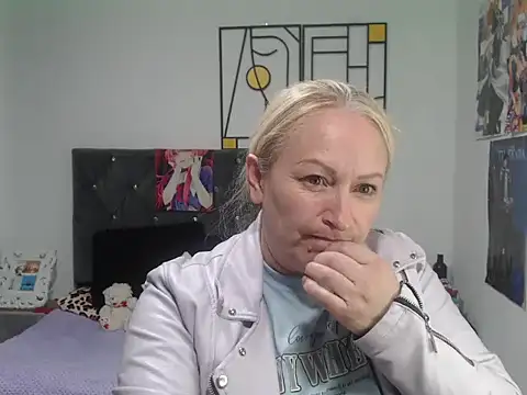 Snapshot of emperabigbootybigass chatting on June 19, 12:20 pm emperabigbootybigass online show from June 19, 12:20 pm
