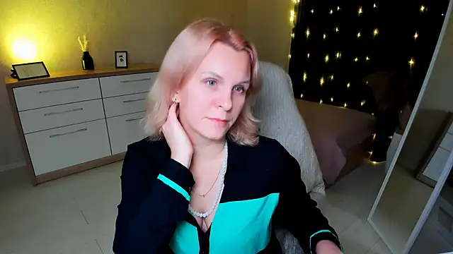 Snapshot of Louisa_Bay chatting on December 6, 3:00 pm Louisa Bay online show from December 6, 3:00 pm