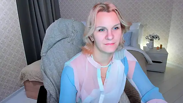 Snapshot of Louisa_Bay chatting on December 13, 7:47 am Louisa Bay online show from December 13, 7:47 am