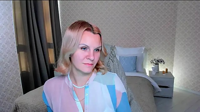 Snapshot of Louisa_Bay chatting on December 13, 11:34 am Louisa Bay online show from December 13, 11:34 am