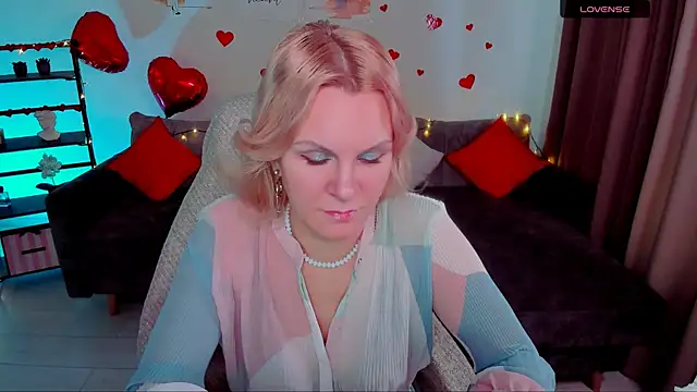 Snapshot of Louisa_Bay chatting on February 11, 8:15 am Louisa Bay online show from February 11, 8:15 am