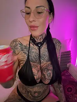 Snapshot of MeganWitch chatting on May 9, 9:31 pm MeganWitch online show from May 9, 9:31 pm