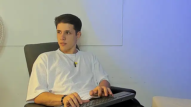 Snapshot of Adan_rivas_ chatting on December 26, 10:20 pm Adan rivas online show from December 26, 10:20 pm