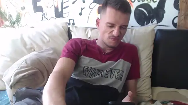 roystonee01 online show from November 1, 7:27 pm