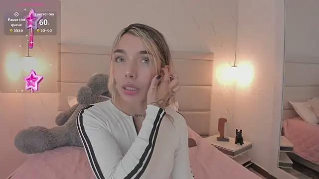 Mollymoon1 online show from December 2, 9:10 pm