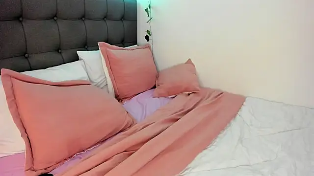 Snapshot of charlotte_james0 chatting on February 24, 1:35 am charlotte james0 online show from February 24, 1:35 am