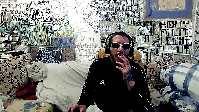 Snapshot of casualtimepassenger chatting on May 1, 3:44 am casualtimepassenger online show from May 1, 3:44 am