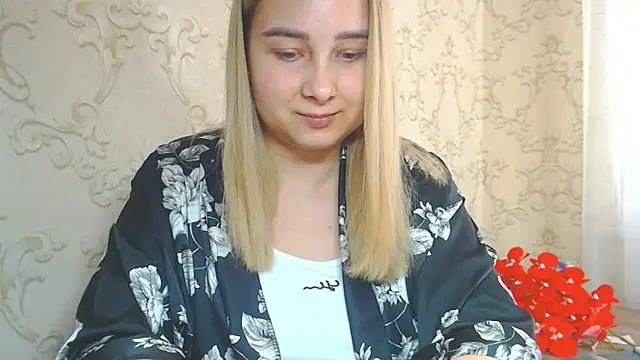 Snapshot of DolphinDreams chatting on June 6, 12:32 pm DolphinDreams online show from June 6, 12:32 pm
