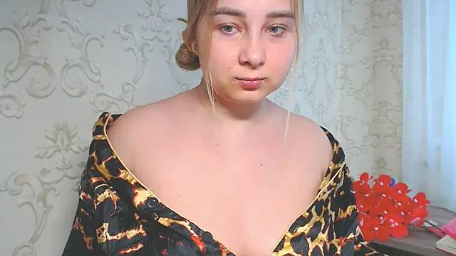 Snapshot of DolphinDreams chatting on June 19, 9:02 am DolphinDreams online show from June 19, 9:02 am