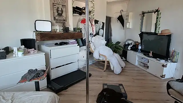 CeriseLapine online show from October 22, 11:10 am