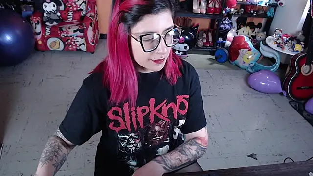 Snapshot of MissMiia2 chatting on October 6, 2:14 pm MissMiia2 online show from October 6, 2:14 pm