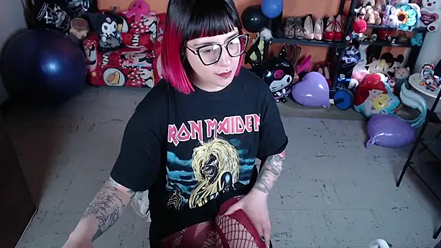 Snapshot of MissMiia2 chatting on October 12, 2:27 pm MissMiia2 online show from October 12, 2:27 pm