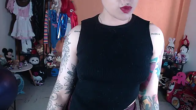 Snapshot of MissMiia2 chatting on June 14, 5:37 pm MissMiia2 online show from June 14, 5:37 pm