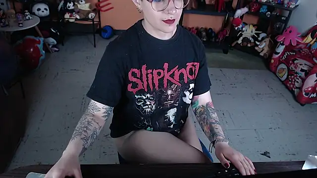Snapshot of MissMiia2 chatting on July 31, 7:13 pm MissMiia2 online show from July 31, 7:13 pm