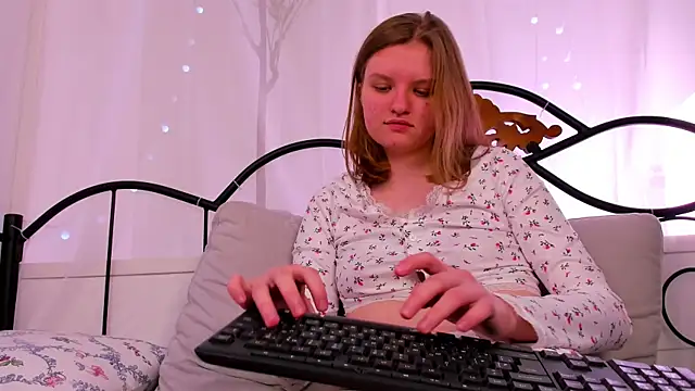 Snapshot of LilianSwall chatting on March 16, 12:44 pm LilianSwall online show from March 16, 12:44 pm