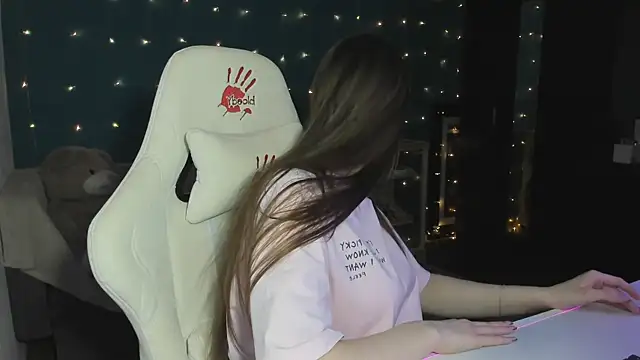 Snapshot of katie_taylorr chatting on December 3, 10:51 pm katie taylorr online show from December 3, 10:51 pm