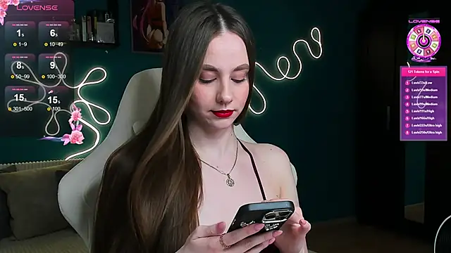 Snapshot of katie_taylorr chatting on November 14, 10:29 pm katie taylorr online show from November 14, 10:29 pm