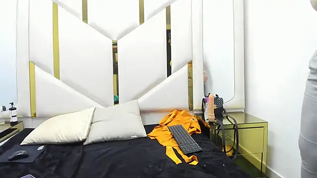 Snapshot of Criistaal_ chatting on December 26, 7:24 am Criistaal online show from December 26, 7:24 am