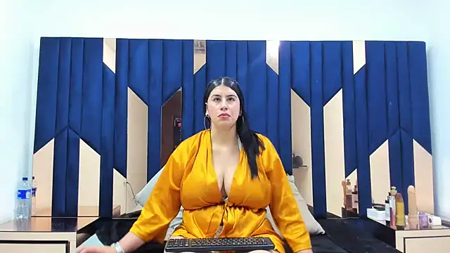 Snapshot of Criistaal_ chatting on February 16, 8:21 am Criistaal online show from February 16, 8:21 am