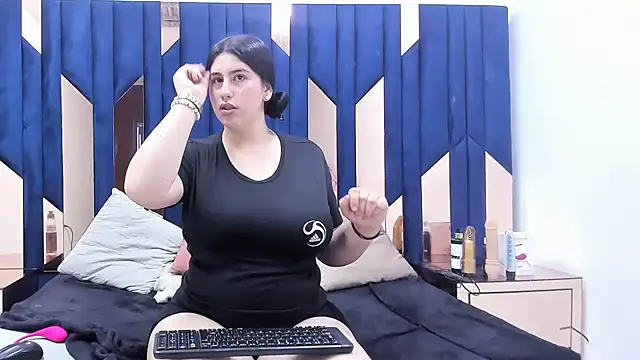 Snapshot of Criistaal_ chatting on February 27, 4:41 am Criistaal online show from February 27, 4:41 am