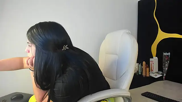 Snapshot of Criistaal_ chatting on March 10, 5:22 am Criistaal online show from March 10, 5:22 am