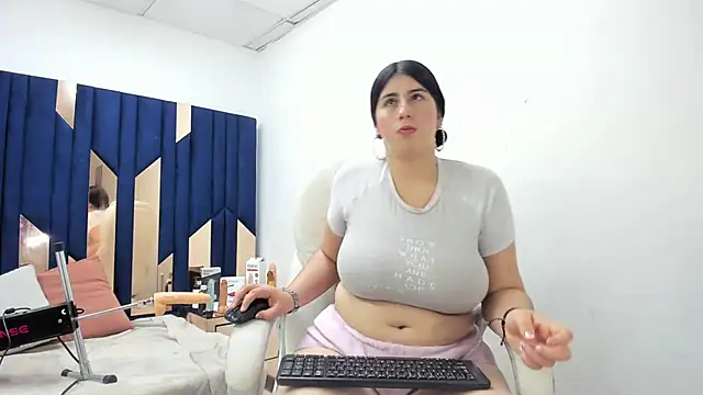 Snapshot of Criistaal_ chatting on March 21, 7:33 am Criistaal online show from March 21, 7:33 am