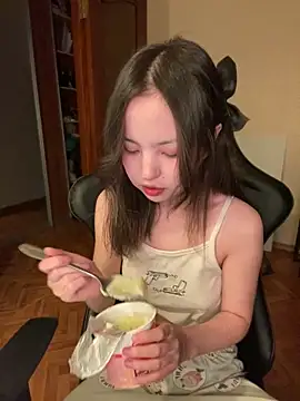 Snapshot of lalallalalaa- chatting on February 2, 10:24 am lalallalalaa- online show from February 2, 10:24 am