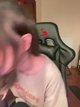 Snapshot of lalallalalaa- chatting on February 6, 2:00 am lalallalalaa- online show from February 6, 2:00 am