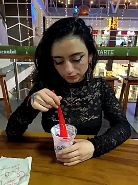 Snapshot of Lila_Desiree chatting on January 3, 12:22 am Lila Desiree online show from January 3, 12:22 am