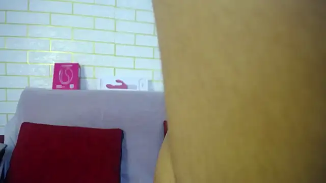 Snapshot of ricura_mily chatting on October 28, 3:32 am ricura mily online show from October 28, 3:32 am