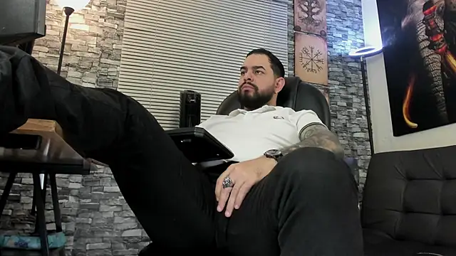Snapshot of Ethan_Castellano chatting on June 20, 11:18 pm Ethan Castellano online show from June 20, 11:18 pm