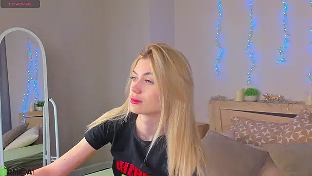 Snapshot of Cherry_Price chatting on May 17, 11:12 pm Cherry Price online show from May 17, 11:12 pm