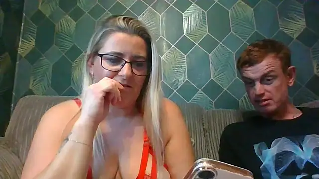 Snapshot of SweetXCandyX chatting on December 4, 6:49 pm SweetXCandyX online show from December 4, 6:49 pm