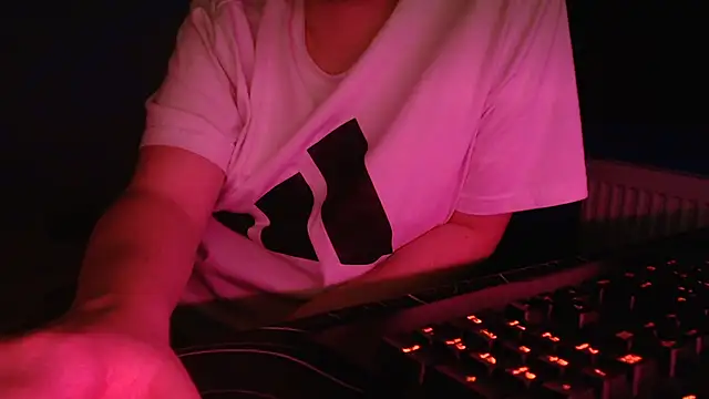 Snapshot of Scotland_100 chatting on November 21, 9:35 pm Scotland 100 online show from November 21, 9:35 pm