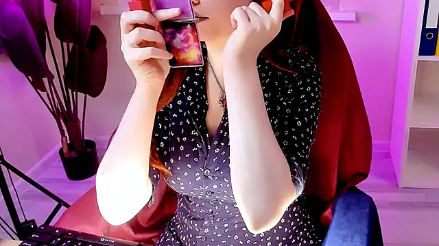 CarolGiggly online show from December 17, 8:20 am