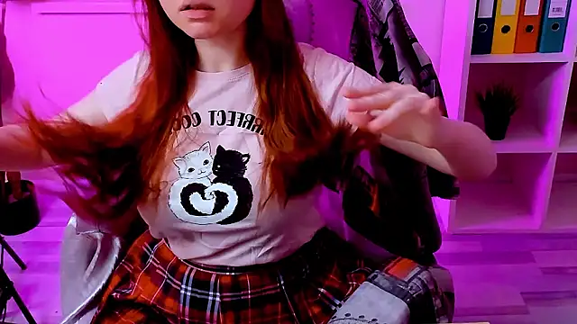 Snapshot of CarolGiggly chatting on February 4, 10:15 pm CarolGiggly online show from February 4, 10:15 pm