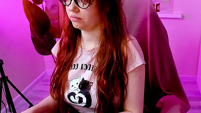 Snapshot of CarolGiggly chatting on February 8, 11:52 pm CarolGiggly online show from February 8, 11:52 pm