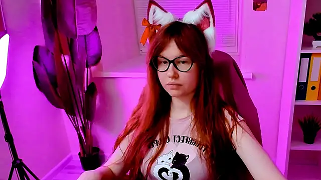 Snapshot of CarolGiggly chatting on February 16, 12:18 am CarolGiggly online show from February 16, 12:18 am