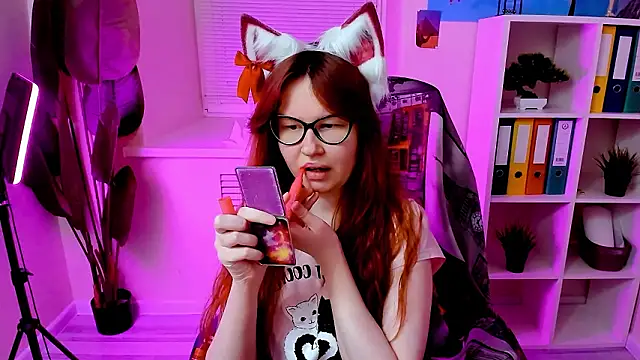 Snapshot of CarolGiggly chatting on February 19, 1:34 am CarolGiggly online show from February 19, 1:34 am