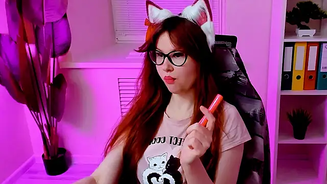 Snapshot of CarolGiggly chatting on February 19, 1:40 pm CarolGiggly online show from February 19, 1:40 pm