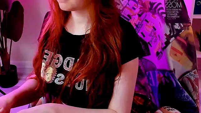 Snapshot of CarolGiggly chatting on February 22, 11:58 pm CarolGiggly online show from February 22, 11:58 pm