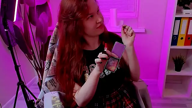 Snapshot of CarolGiggly chatting on February 25, 7:12 pm CarolGiggly online show from February 25, 7:12 pm