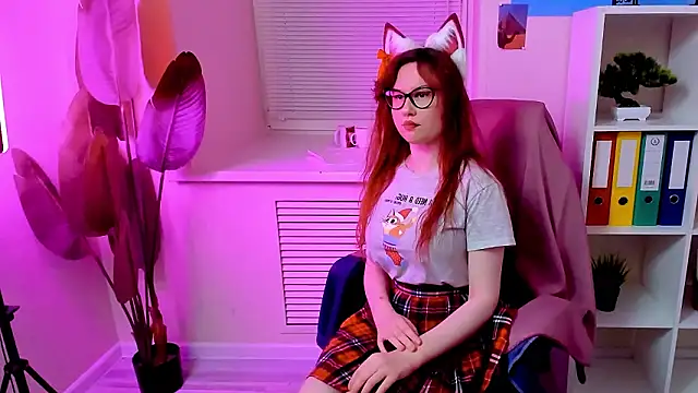 Snapshot of CarolGiggly chatting on March 17, 1:10 am CarolGiggly online show from March 17, 1:10 am