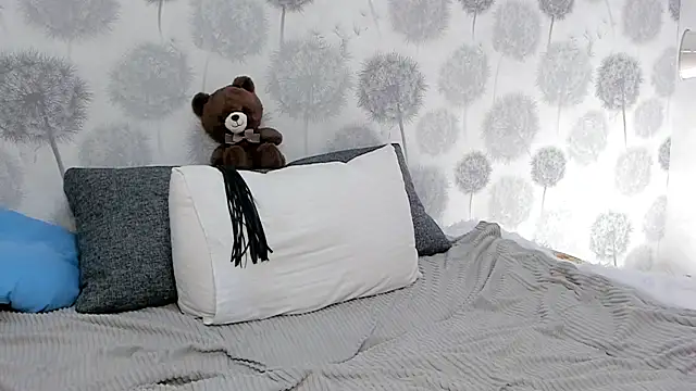 Snapshot of EngelFugler chatting on January 18, 6:43 pm EngelFugler online show from January 18, 6:43 pm