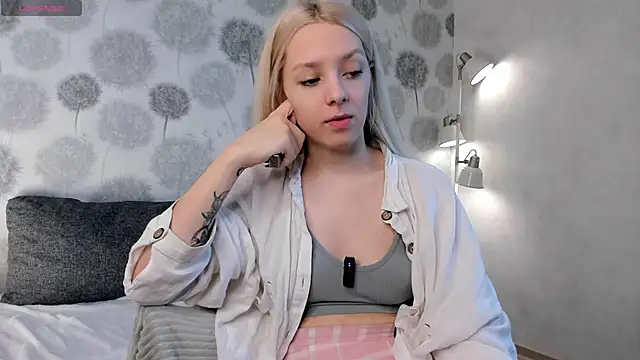 Snapshot of EngelFugler chatting on February 18, 11:33 am EngelFugler online show from February 18, 11:33 am