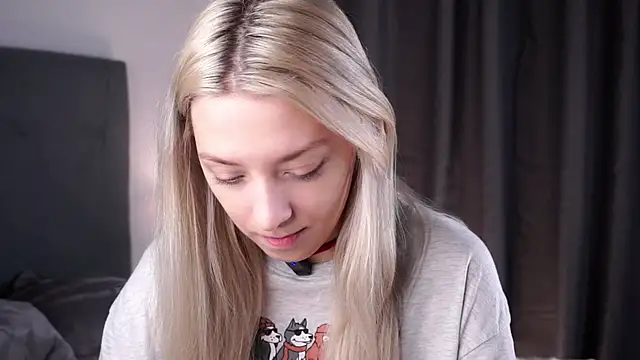 Snapshot of EngelFugler chatting on September 12, 11:10 am EngelFugler online show from September 12, 11:10 am