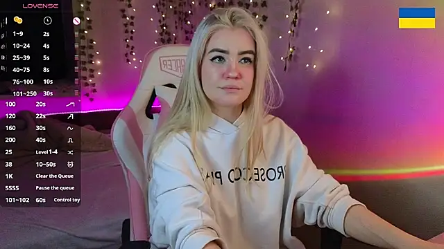 RedVelveten online show from September 29, 7:40 pm