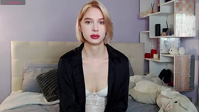 White Lioness online show from November 1, 5:37 pm