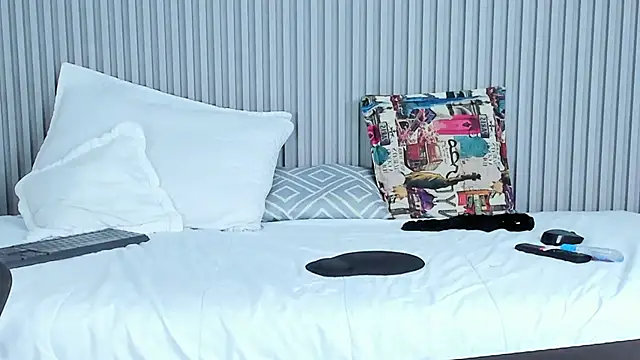 naomiii   online show from February 6, 4:42 am