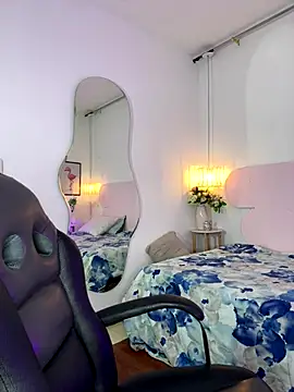 naomiii   online show from October 18, 11:44 am